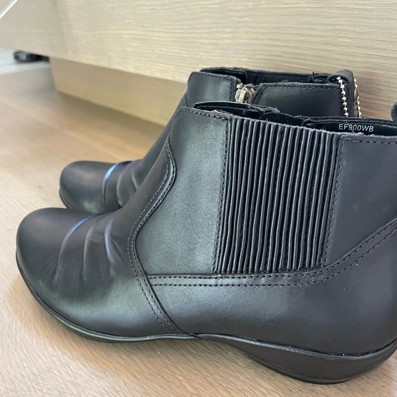 Aetrex Kailey Ankle Bootie in WIDE Width in Black *Brand New In Box* - Picture 9 of 10